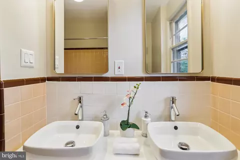 Bath - 1407 Crestridge Dr, Silver Spring, MD 20910 photo 4 of 4