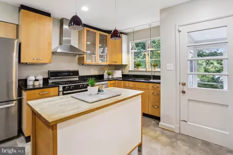 Kitchen - 1407 Crestridge Dr, Silver Spring, MD 20910 photo 4 of 5