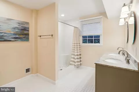 Bath - 1606 Peacock Ln, Silver Spring, MD 20904 photo 4 of 5