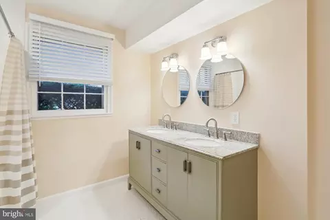Bath - 1606 Peacock Ln, Silver Spring, MD 20904 photo 5 of 5