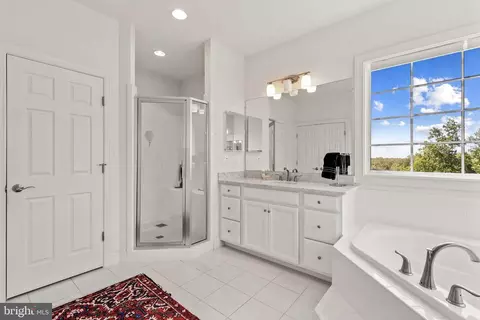Bath - 19407 Dry Seneca Ct, Poolesville, MD 20837 photo 3 of 6