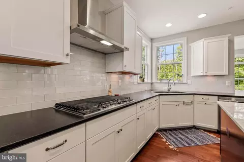 Kitchen - 19407 Dry Seneca Ct, Poolesville, MD 20837 photo 6 of 8