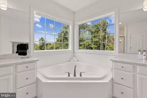 Bath - 19407 Dry Seneca Ct, Poolesville, MD 20837 photo 2 of 6