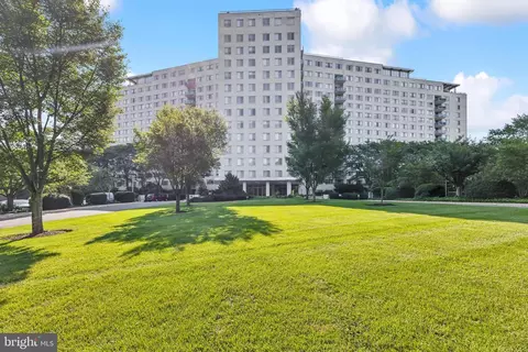 10401 Grosvenor Pl #625, Rockville, MD 20852