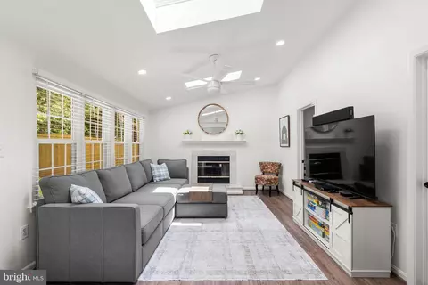 118 Tulip Dr, Gaithersburg, MD 20877