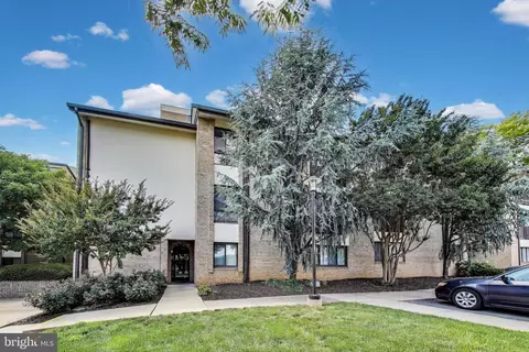 12 Monroe St #12-302, Rockville, MD 20850
