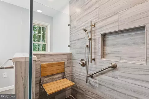 Bath - 15313 Watergate Rd, Silver Spring, MD 20905 photo 2 of 5