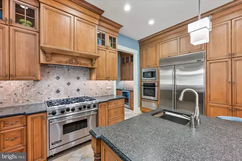 Kitchen - 9414 Thrush Ln, Potomac, MD 20854 photo 5 of 6