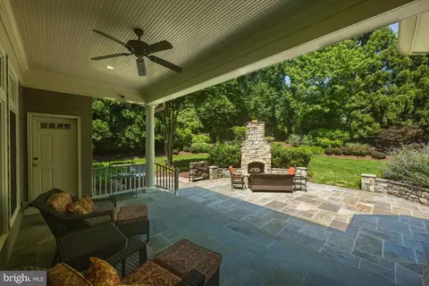 Exterior - 9414 Thrush Ln, Potomac, MD 20854 photo 6 of 8
