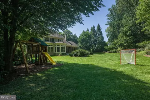 Exterior - 9414 Thrush Ln, Potomac, MD 20854 photo 4 of 8
