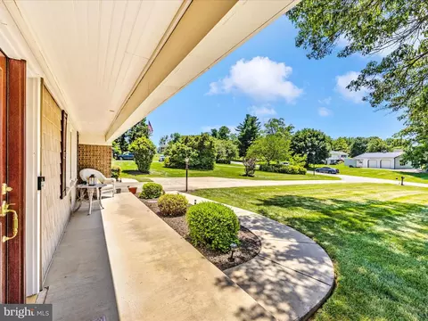 10109 Johns Dr, Damascus, MD 20872 photo 2