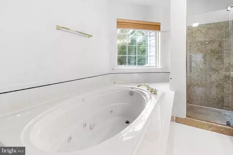 Bath - 13937 Alderton Rd, Silver Spring, MD 20906 photo 2 of 6
