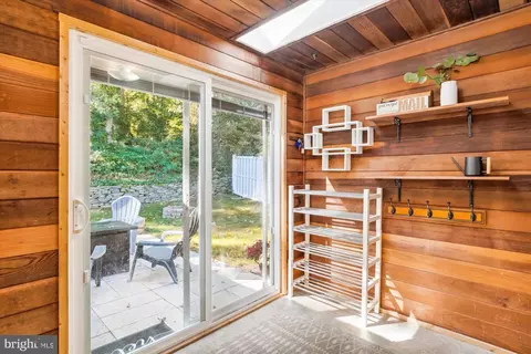Entry Way - 210 Burnt Mills Ave, Silver Spring, MD 20901 photo 4 of 10
