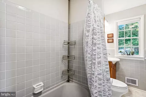 Bath - 210 Burnt Mills Ave, Silver Spring, MD 20901 photo 3 of 4