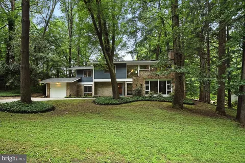 7914 Park Overlook Dr, Bethesda, MD 20817