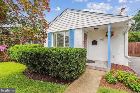 1910 Rockland Ave, Rockville, MD 20851