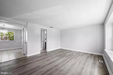 20 Farmcrest Ct, Silver Spring, MD 20905 photo 3