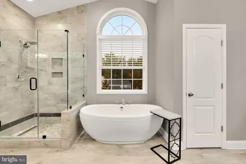 Bath - 15931 Woods Center Rd, Silver Spring, MD 20906 photo 6 of 8