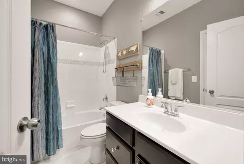 Bath - 15931 Woods Center Rd, Silver Spring, MD 20906 photo 2 of 8