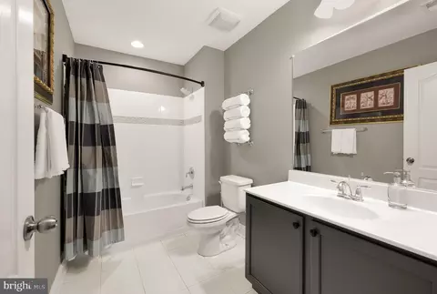 Bath - 15931 Woods Center Rd, Silver Spring, MD 20906 photo 8 of 8