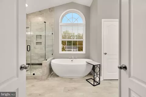 Bath - 15931 Woods Center Rd, Silver Spring, MD 20906 photo 5 of 8