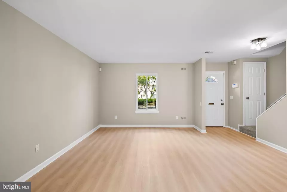 Living - 9512 Tippett Ln, Montgomery Village, MD 20886 photo 4 of 4