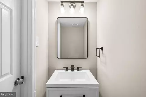 Bath - 9512 Tippett Ln, Montgomery Village, MD 20886 photo 1 of 2