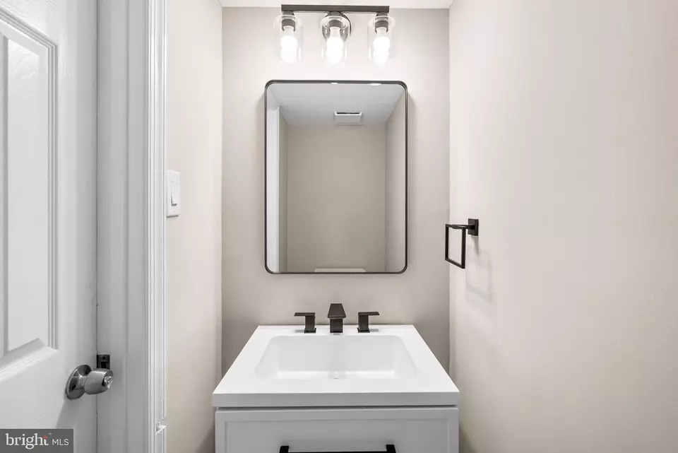 Bath - 9512 Tippett Ln, Montgomery Village, MD 20886 photo 1 of 2
