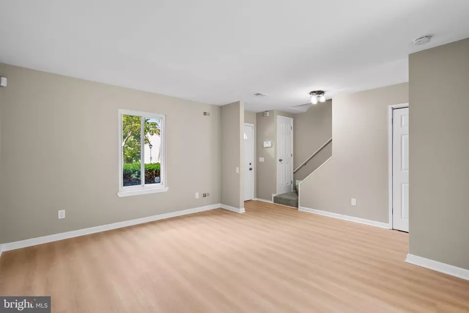 Living - 9512 Tippett Ln, Montgomery Village, MD 20886 photo 3 of 4