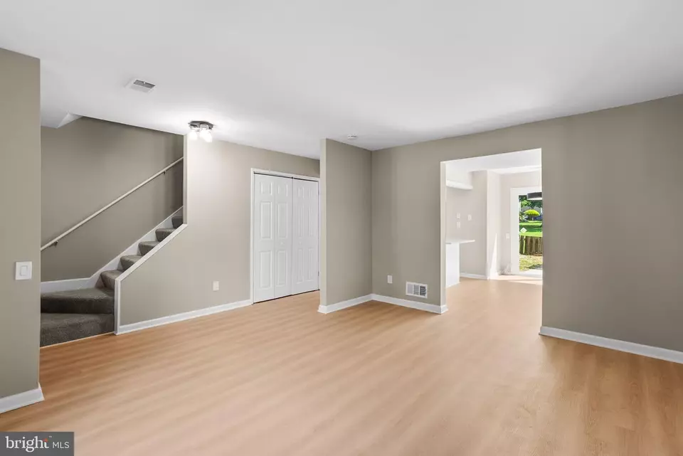 Living - 9512 Tippett Ln, Montgomery Village, MD 20886 photo 2 of 4