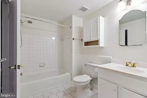 Bath - 4 Habersham Ct, Silver Spring, MD 20906 photo 2 of 3