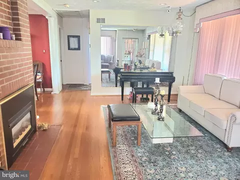 1514 Oakview Dr, Silver Spring, MD 20903 photo 2