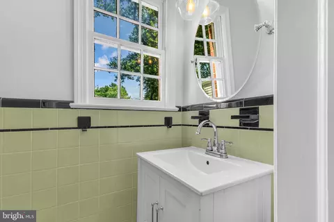 Bath - 305 Hamilton Ave, Silver Spring, MD 20901 photo 1 of 2