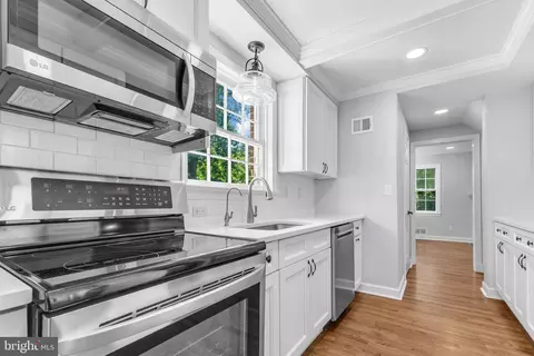 Entry Way - 305 Hamilton Ave, Silver Spring, MD 20901 photo 1 of 4