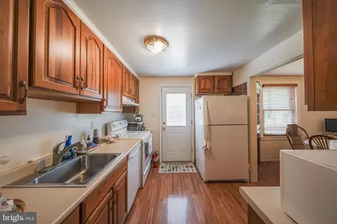 Entry Way - 15408 Valencia St, Silver Spring, MD 20905 photo 3 of 7
