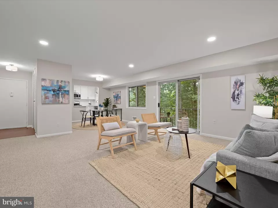 Living - 10625 Montrose Ave #103, Bethesda, MD 20814 photo 3 of 5