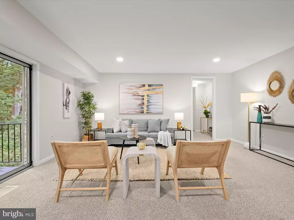 Living - 10625 Montrose Ave #103, Bethesda, MD 20814 photo 2 of 5
