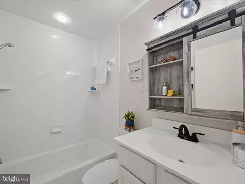 Bath - 10625 Montrose Ave #103, Bethesda, MD 20814 photo 1 of 1