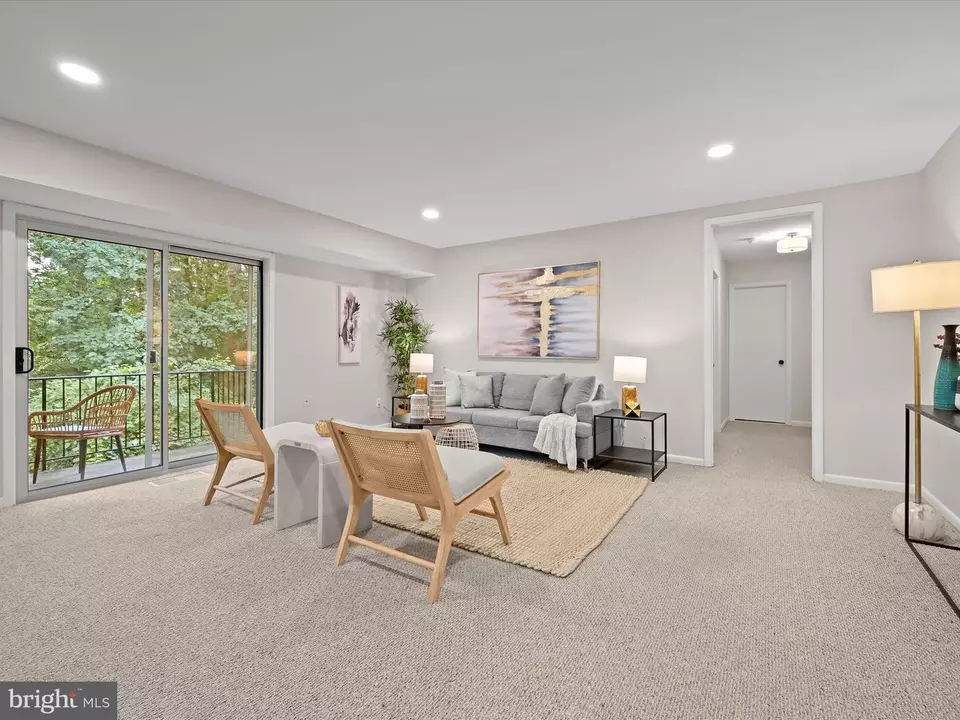 Living - 10625 Montrose Ave #103, Bethesda, MD 20814 photo 4 of 5