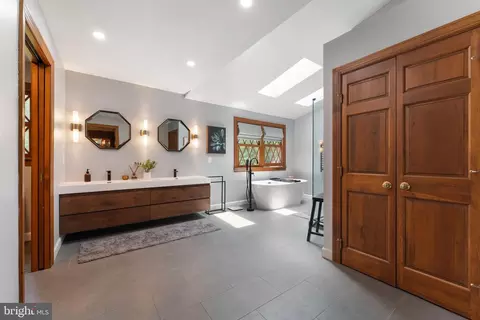 Bath - 15713 Holly Grove Rd, Silver Spring, MD 20905 photo 2 of 5
