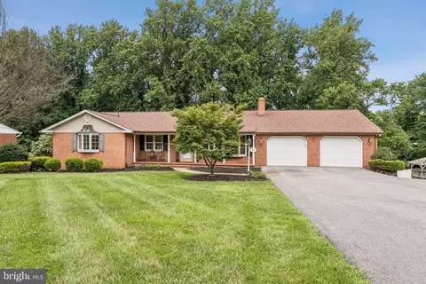 5 Clearwater Ct, Damascus, MD 20872