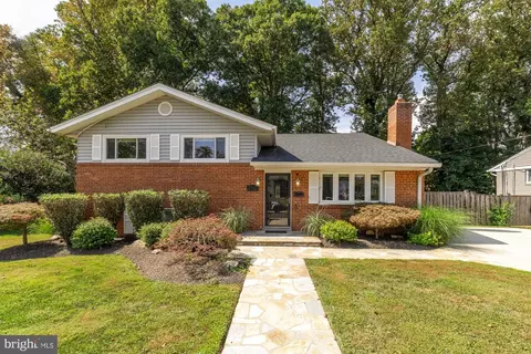 9712 Holmhurst Rd, Bethesda, MD 20817