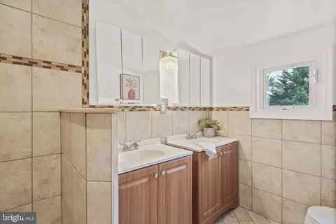 Bath - 1622 Cody Dr, Silver Spring, MD 20902 photo 2 of 4