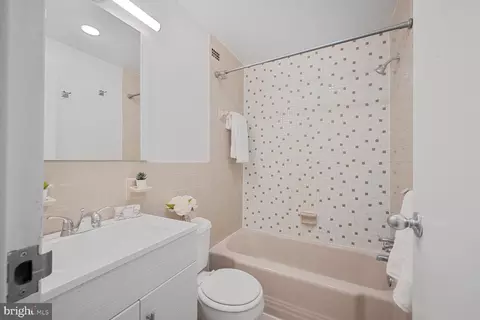 Bath - 1900 Lyttonsville Rd #208, Silver Spring, MD 20910 photo 1 of 1