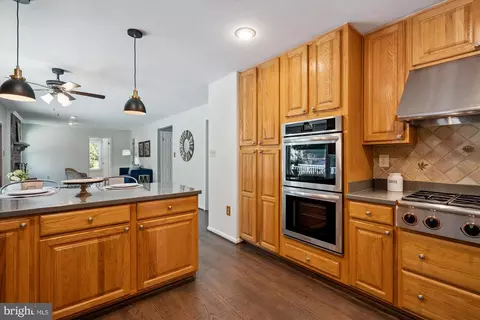 Kitchen - 513 Jaystone Pl, Silver Spring, MD 20905 photo 2 of 4