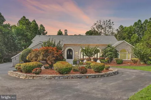 1 Piney Meetinghouse Ct, Potomac, MD 20854