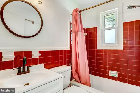 Bath - 3304 Farthing Dr, Silver Spring, MD 20906 photo 1 of 3