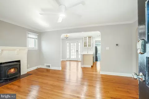Living - 811 Langley Dr, Silver Spring, MD 20901 photo 1 of 4