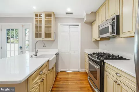 Entry Way - 811 Langley Dr, Silver Spring, MD 20901 photo 3 of 4