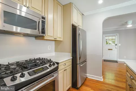 Entry Way - 811 Langley Dr, Silver Spring, MD 20901 photo 2 of 4